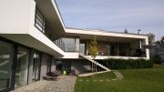 Modernes Haus mit Flachdach im Salzburger Seenland